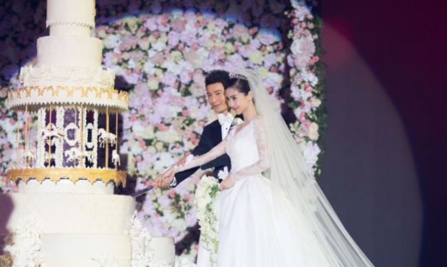Angelababy现身酒吧被偶遇 与友人开心喝酒玩游戏
