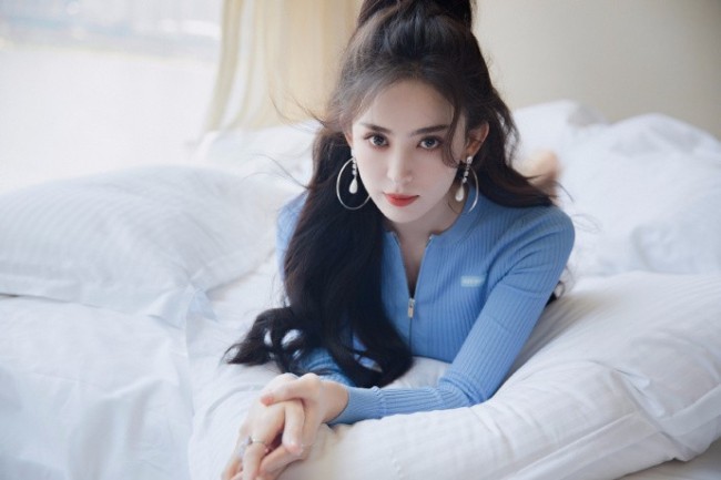 娜扎新写真清新养眼 蓝衣配白裙灵动可人