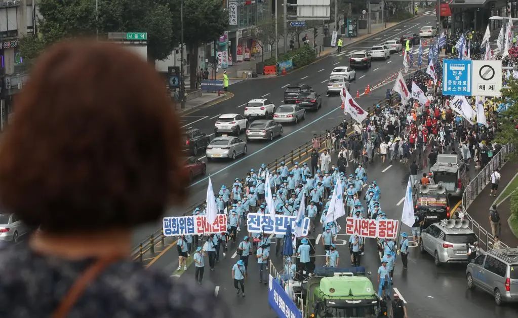 ▲8月13日,市民在韩国首尔市中心观看反美集会。
