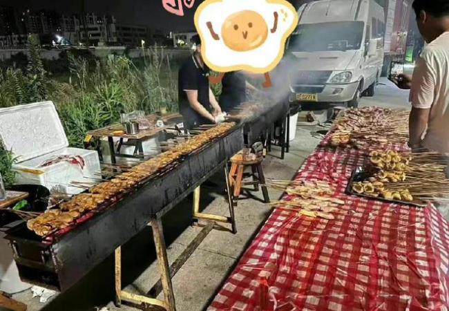 好暖！杨洋请《我的人间烟火》剧组全组人吃烧烤