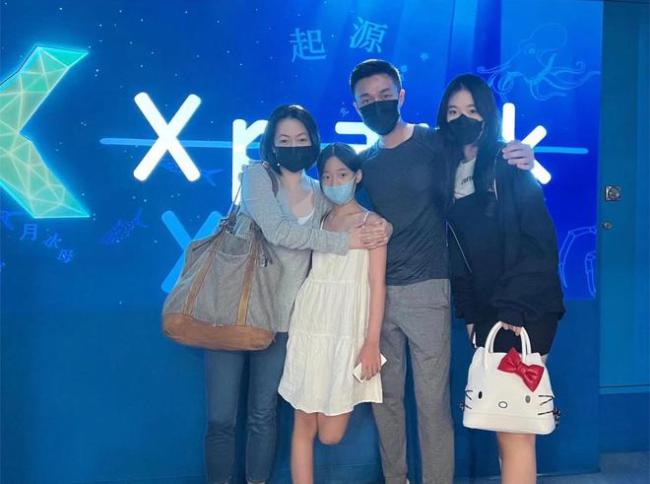 小S晒全家暑假出游照 心情似未受老公夜店搂妹影响