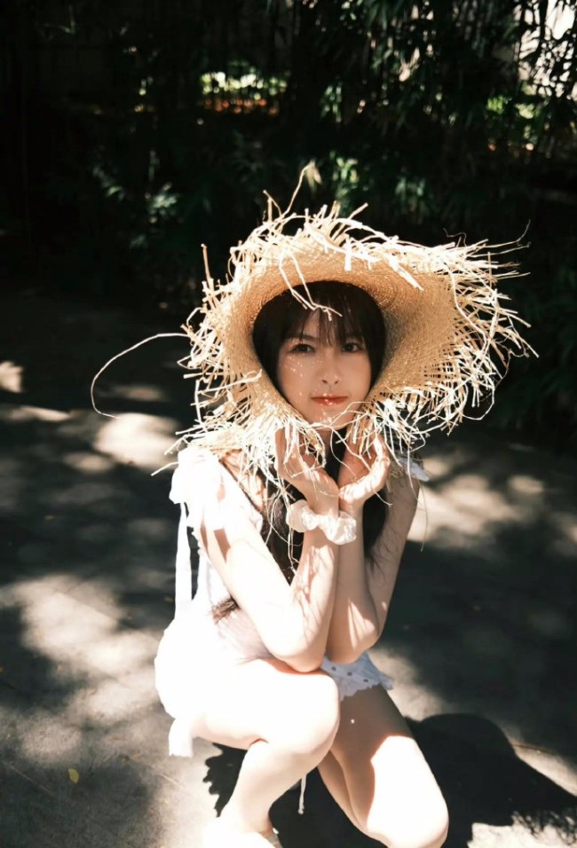 虞书欣晒清新夏日写真 表情搞怪俏皮好可爱