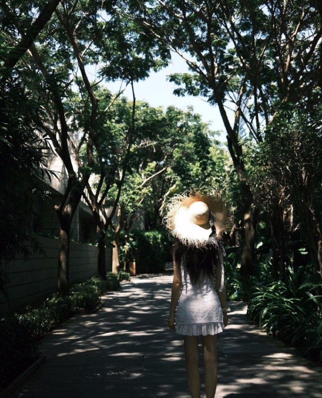 虞书欣晒清新夏日写真 表情搞怪俏皮好可爱