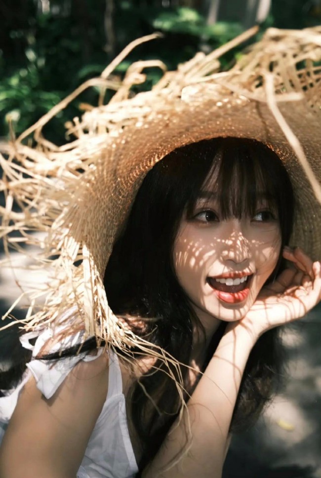 虞书欣晒清新夏日写真 表情搞怪俏皮好可爱