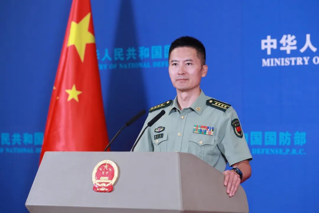 8月25日下午,国防部举行例行记者会,国防部新闻局副局长、国防部新闻发言人谭克非大校答记者问。李晓伟 摄