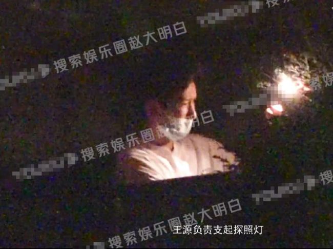 王源夜晚垂钓视频曝光 网友：老大爷生活