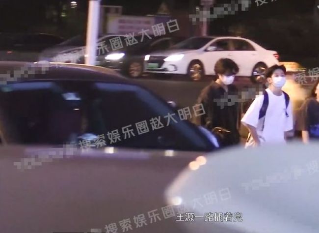 王源夜晚垂钓视频曝光 网友：老大爷生活