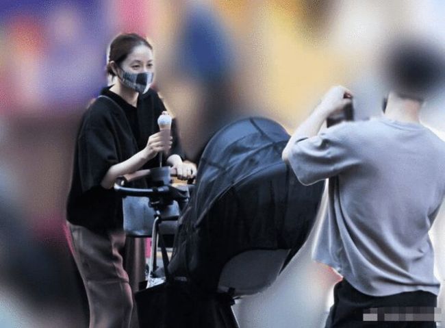 石原里美与丈夫带孩子外出 二人轮流推婴儿车散步
