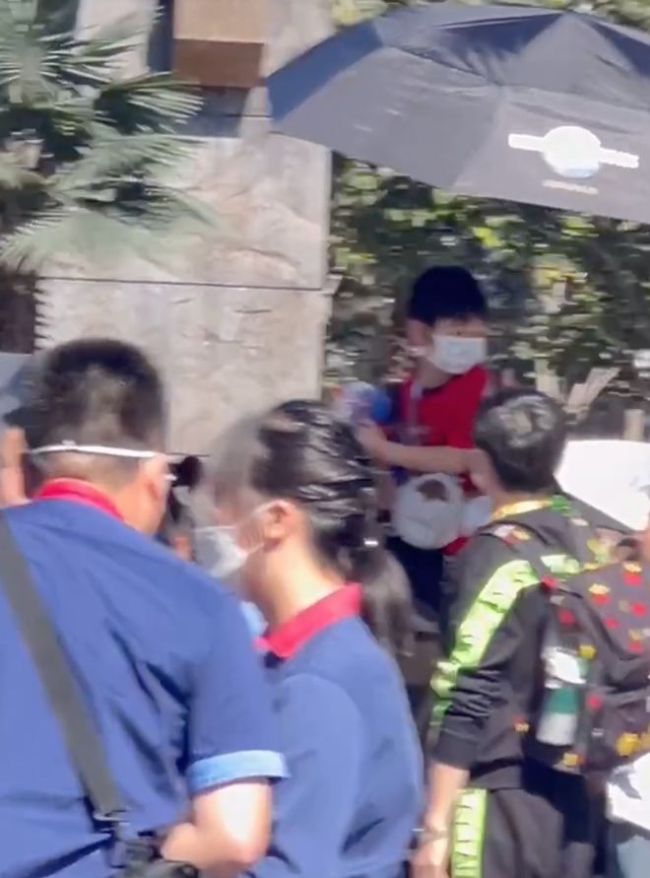 网友偶遇黄晓明带儿子游玩 小海绵高坐爸爸肩头