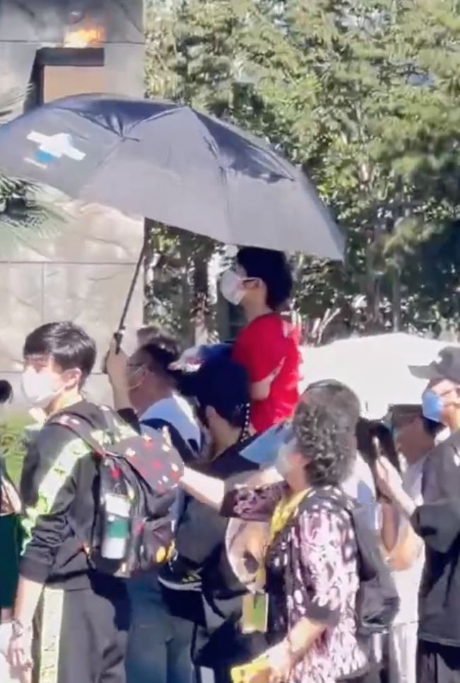 网友偶遇黄晓明带儿子游玩 小海绵高坐爸爸肩头