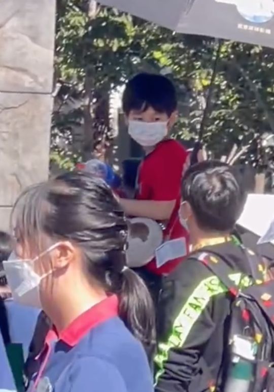 网友偶遇黄晓明带儿子游玩 小海绵高坐爸爸肩头