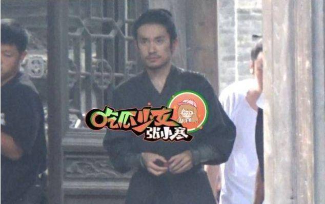 易烊千玺低调逛集市被偶遇 声音温柔被赞有礼貌