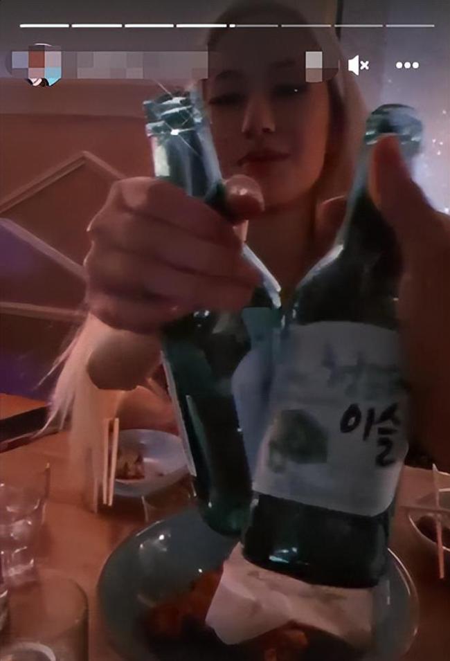 韦唯大儿子国外玩太嗨 与美女喝交杯酒一口闷