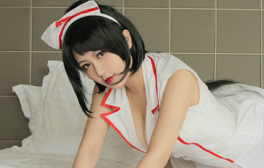 嫩模莲漪lenne丰满迷人的打针护士诱惑撩人写真