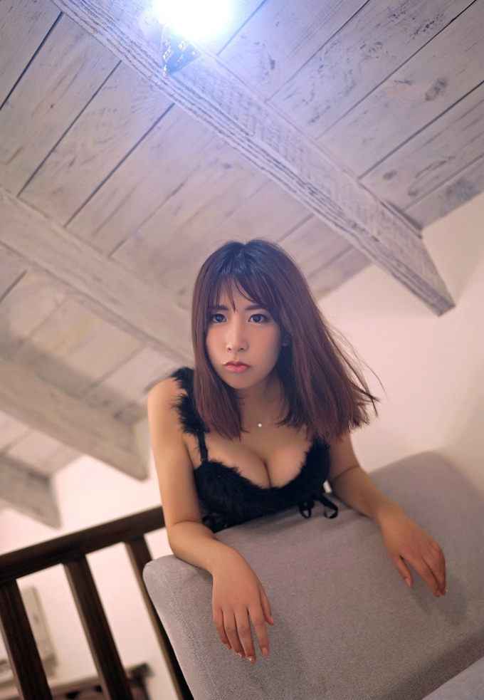 嫩模流氓小巫女黑色吊带蕾丝情趣内衣秀傲人美胸诱惑写真