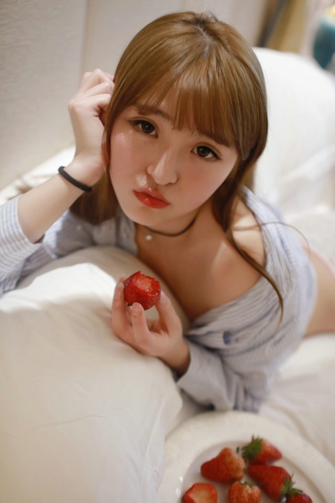 性感娇嫩草莓妹妹MoMo翘臀衬衣床上妖娆私房写真
