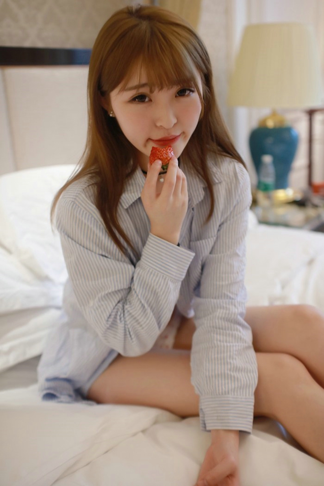 性感娇嫩草莓妹妹MoMo翘臀衬衣床上妖娆私房写真