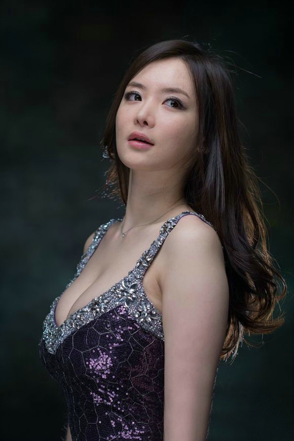 韩国大胸美女低胸露沟诱人胸脯丰满写真