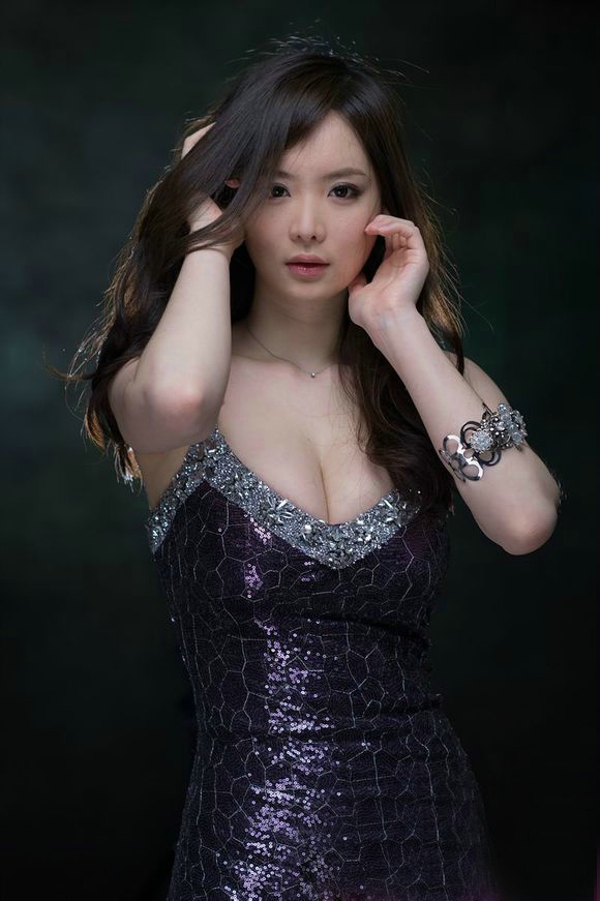 韩国大胸美女低胸露沟诱人胸脯丰满写真