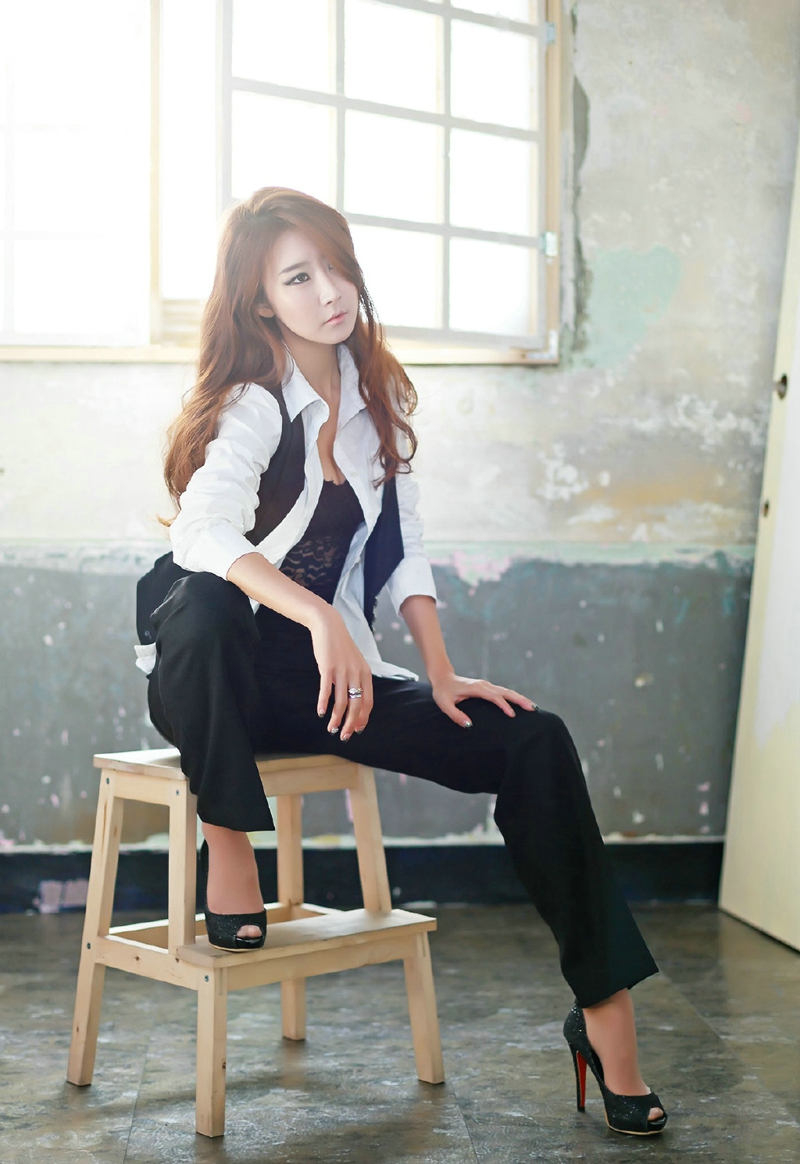 妖艳气质的巨乳美女阳光风韵诱惑迷人