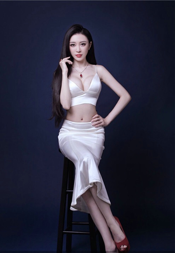 大胸气质长发女神开胸装性感写真