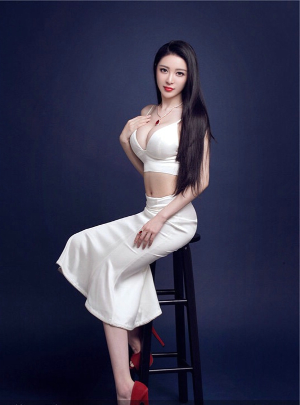 大胸气质长发女神开胸装性感写真