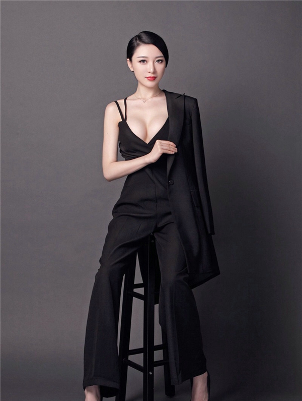 大胸气质长发女神开胸装性感写真