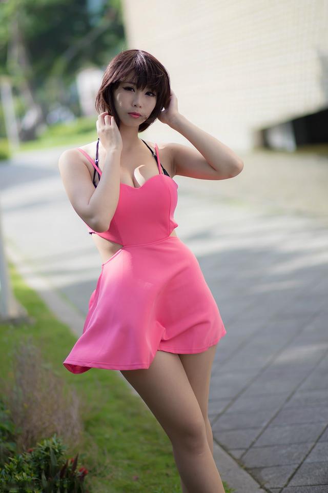 长得像芭比娃娃的丰满大胸美女户外阳光写真