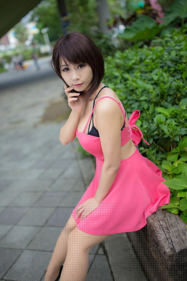 长得像芭比娃娃的丰满大胸美女户外阳光写真
