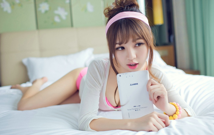 私房浴缸眼镜金鱼嘴大眼美女白皙美胸诱惑十足