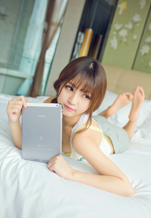 私房浴缸眼镜金鱼嘴大眼美女白皙美胸诱惑十足
