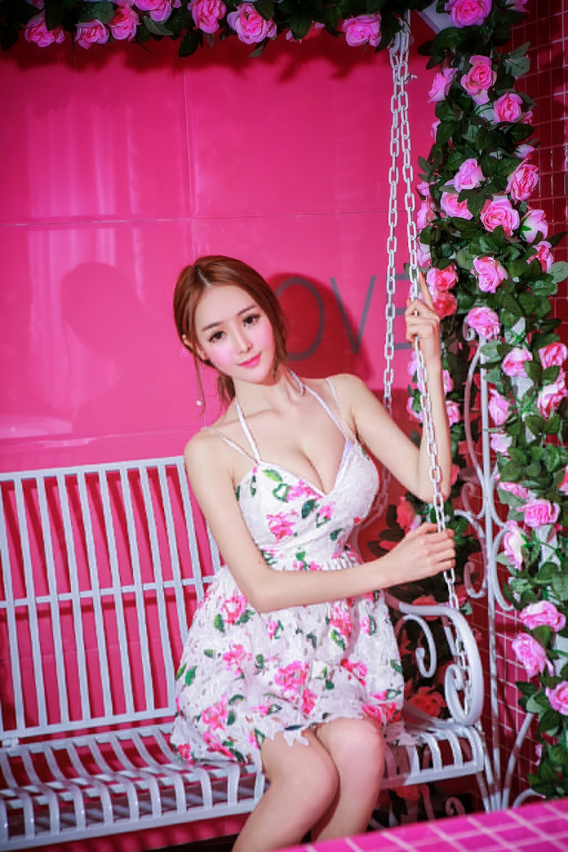 极品大胸美女花墙甜美低胸喷血诱惑写真