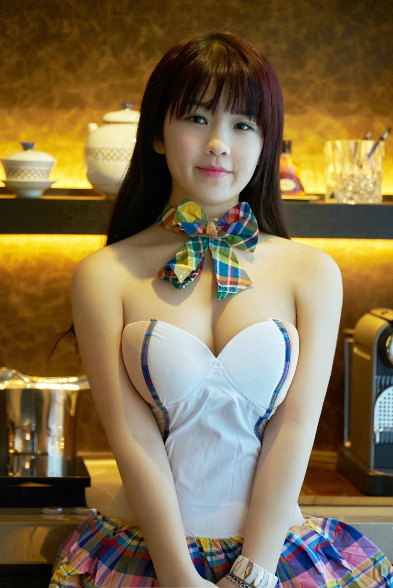 童颜巨乳美女低胸性感可爱喷血诱惑