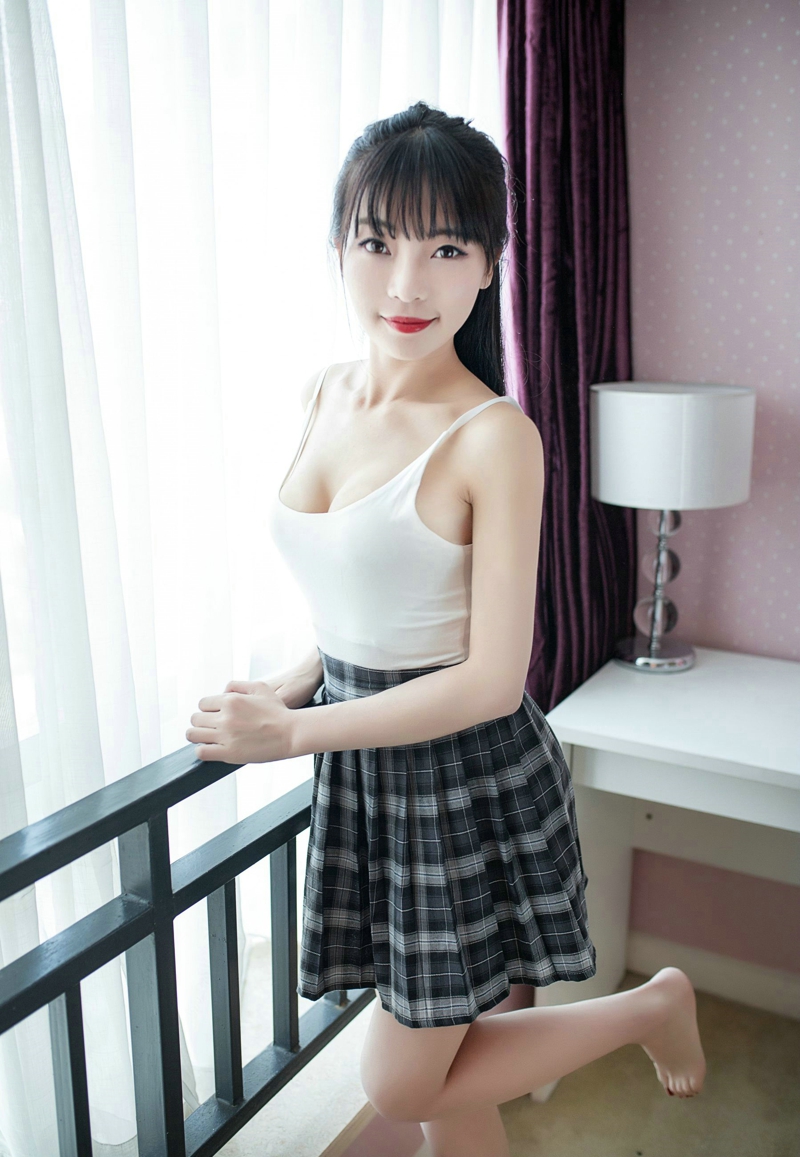 吊带背心短裙美女巨乳白皙光滑美腿撩人写真