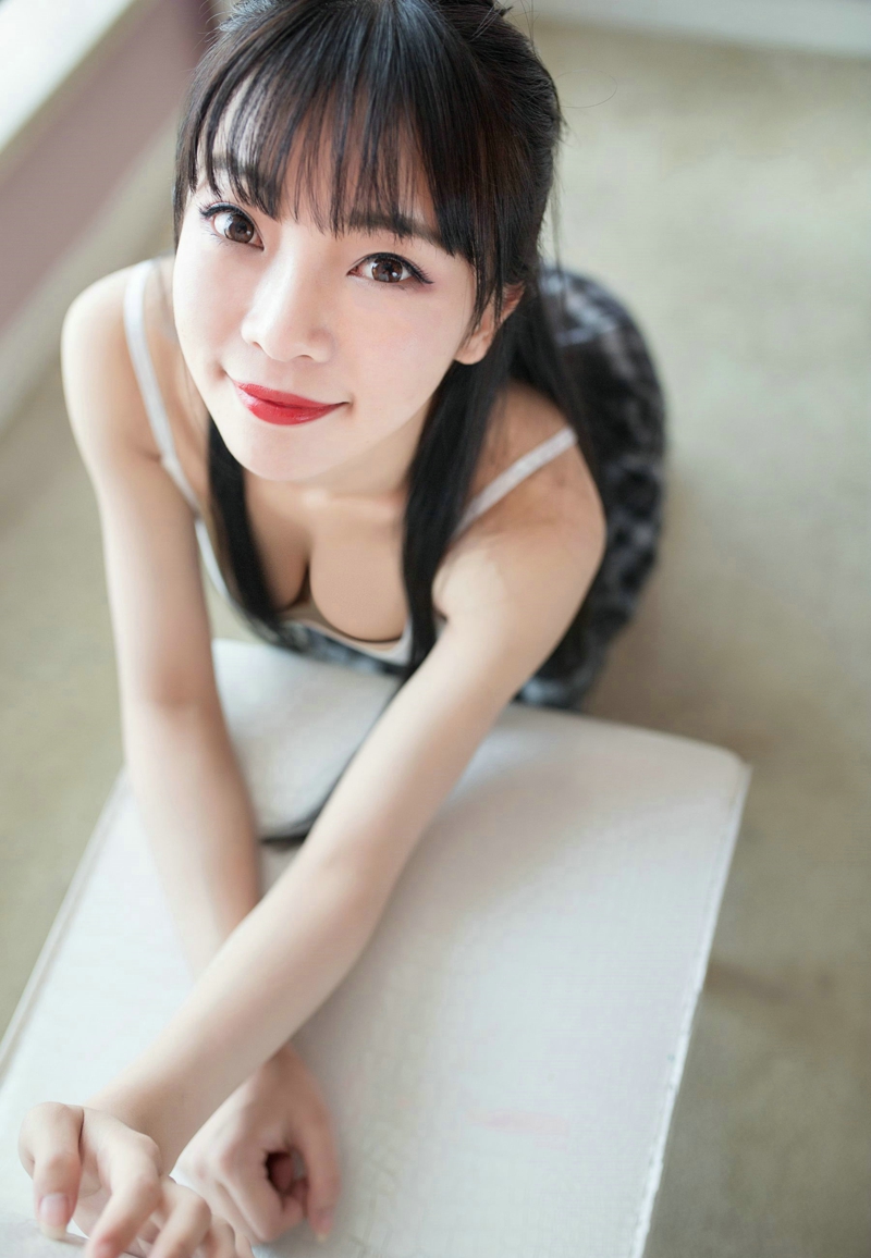 吊带背心短裙美女巨乳白皙光滑美腿撩人写真