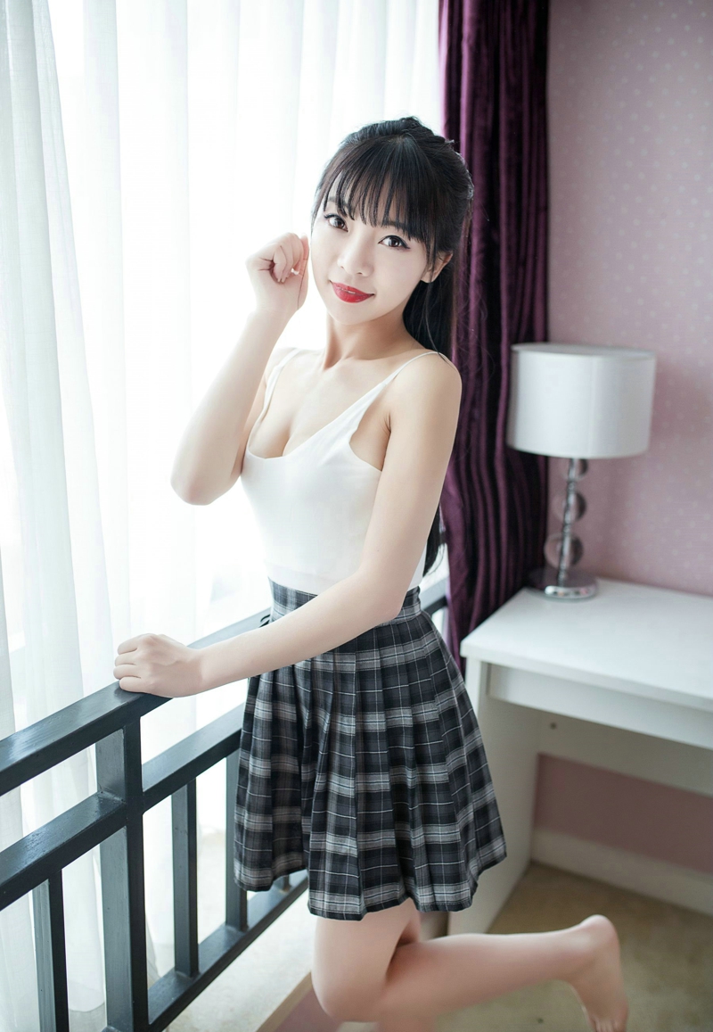 吊带背心短裙美女巨乳白皙光滑美腿撩人写真