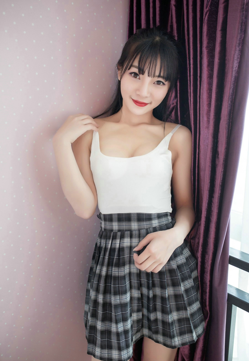 吊带背心短裙美女巨乳白皙光滑美腿撩人写真
