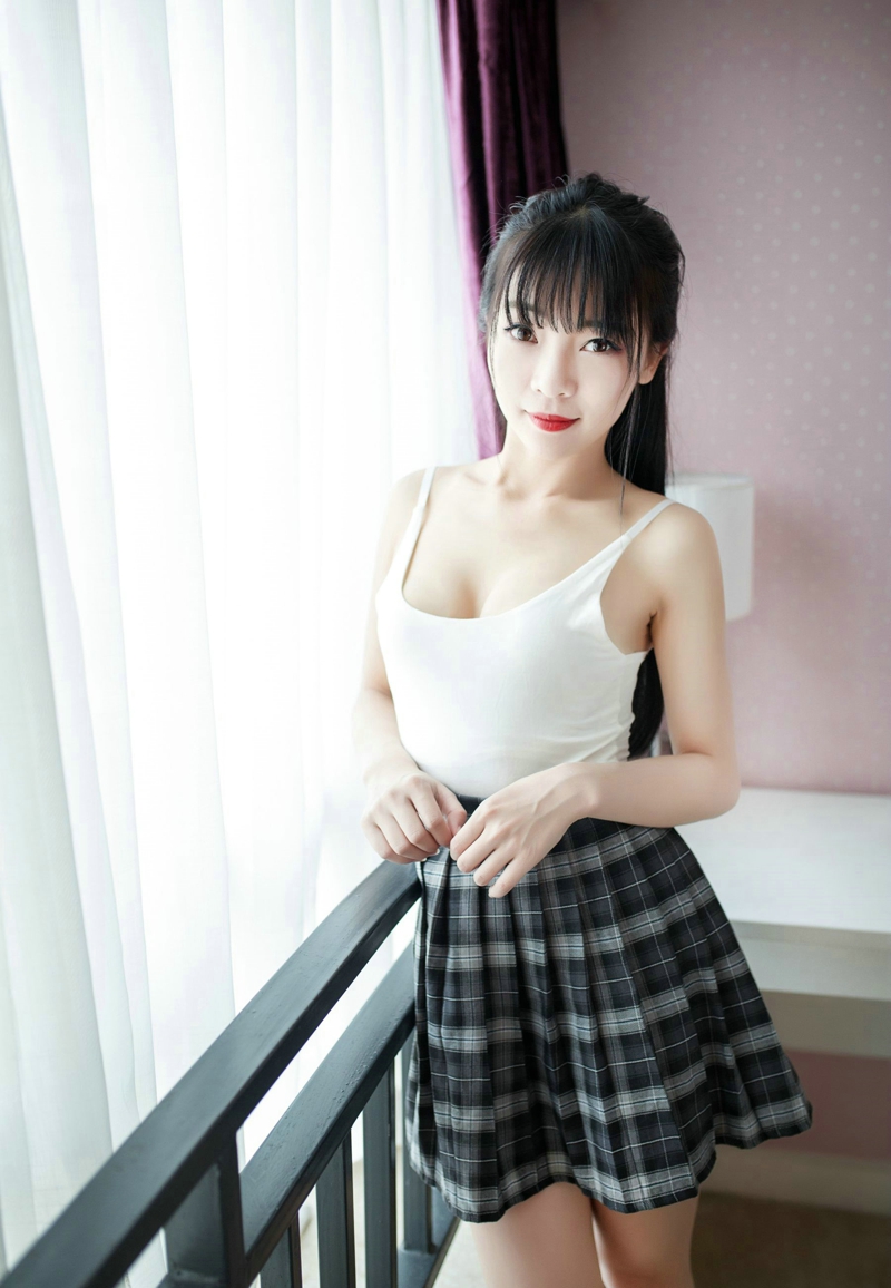 吊带背心短裙美女巨乳白皙光滑美腿撩人写真