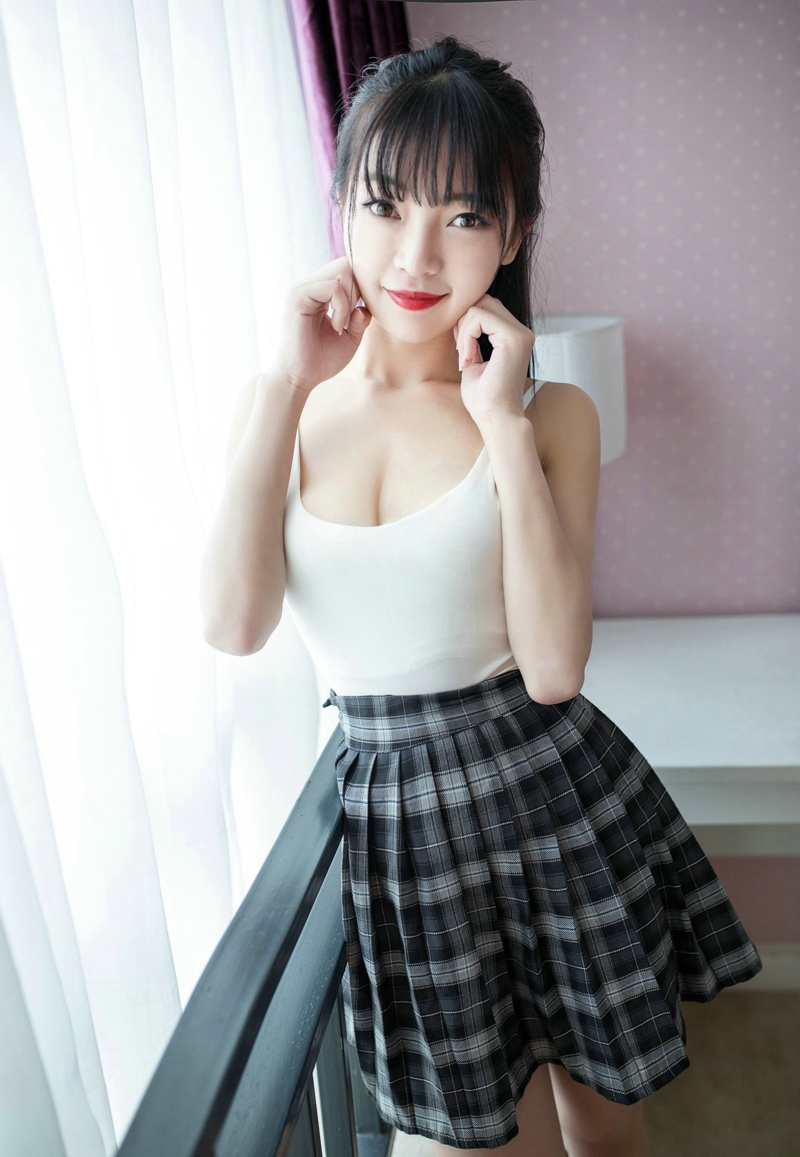 吊带背心短裙美女巨乳白皙光滑美腿撩人写真