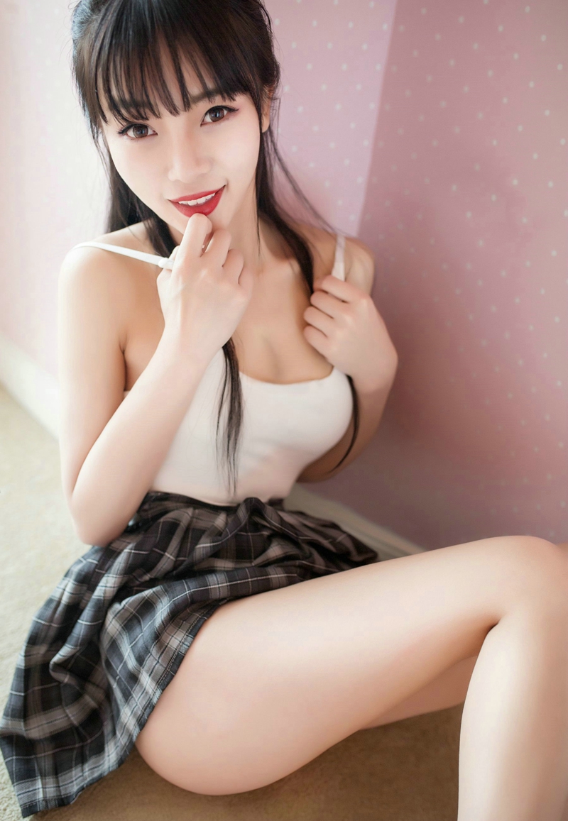 吊带背心短裙美女巨乳白皙光滑美腿撩人写真