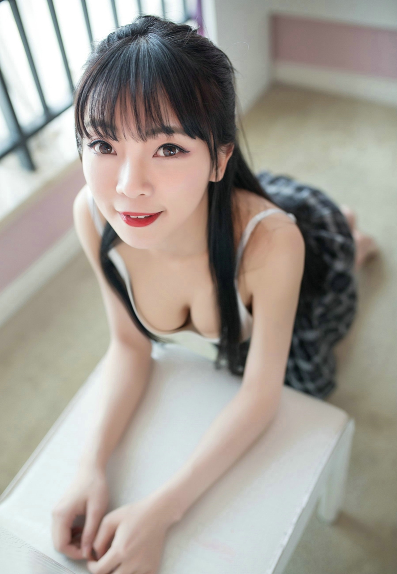 吊带背心短裙美女巨乳白皙光滑美腿撩人写真