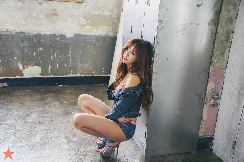 长卷发大胸妖娆长腿美女丰满翘臀养眼十足