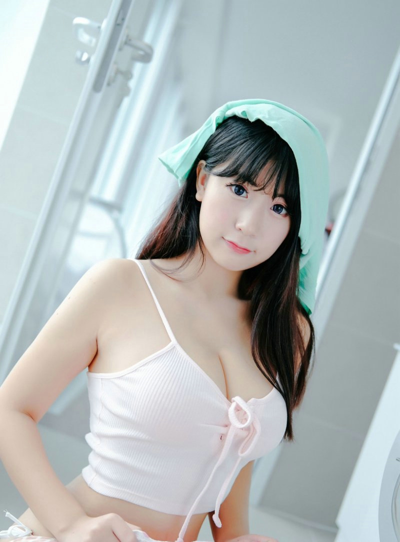 爆乳萌妹子猫九酱sakura丰满乳量惊人