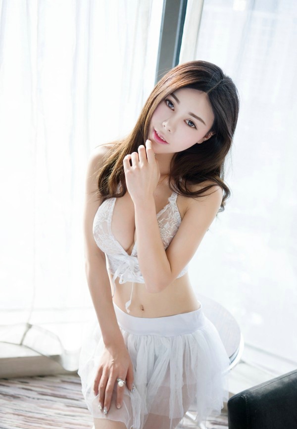 性感巨乳妩媚御姐私房写真养眼迷人
