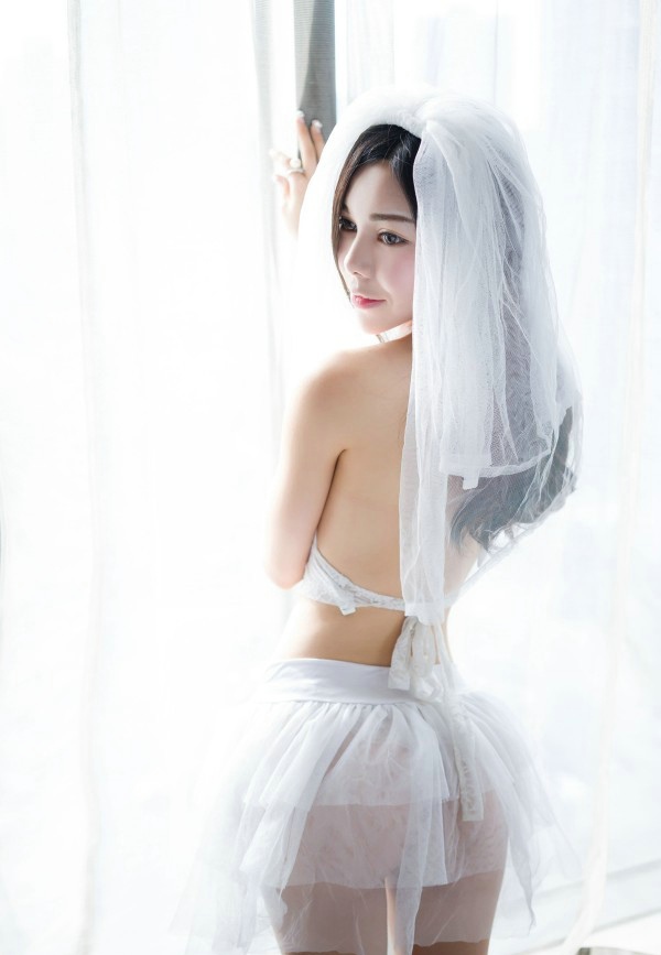 性感巨乳妩媚御姐私房写真养眼迷人