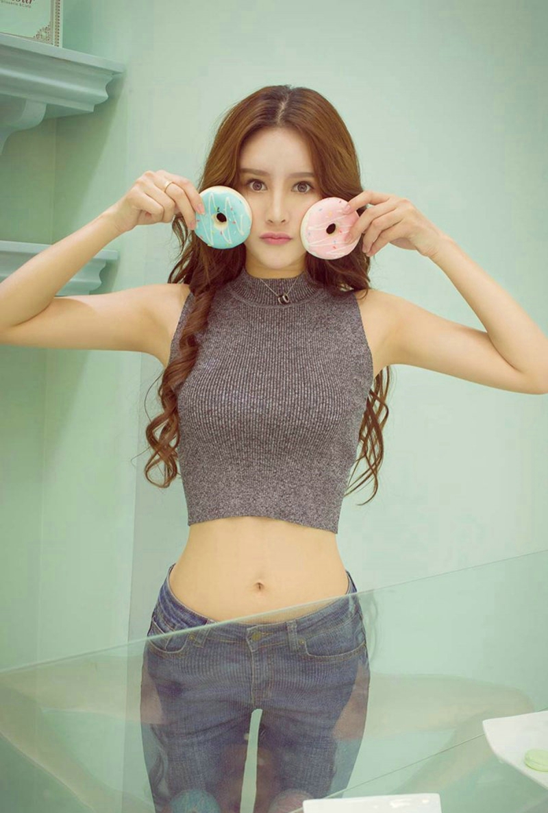 火辣美女曾嘉琪露脐背心前凸后翘美艳绝伦