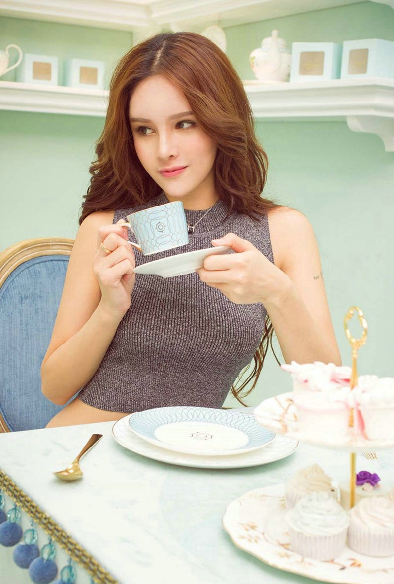 火辣美女曾嘉琪露脐背心前凸后翘美艳绝伦