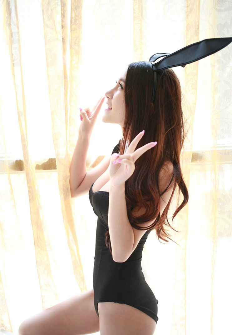 养眼兔女郎制服美女巨乳翘臀俏皮写真