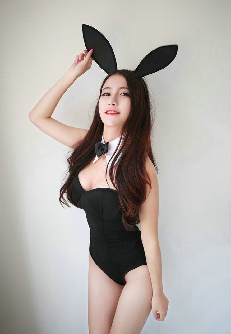 养眼兔女郎制服美女巨乳翘臀俏皮写真
