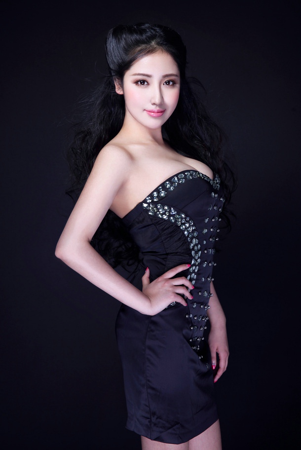 大胸S性感美女抛胸露乳沟迷人气质写真